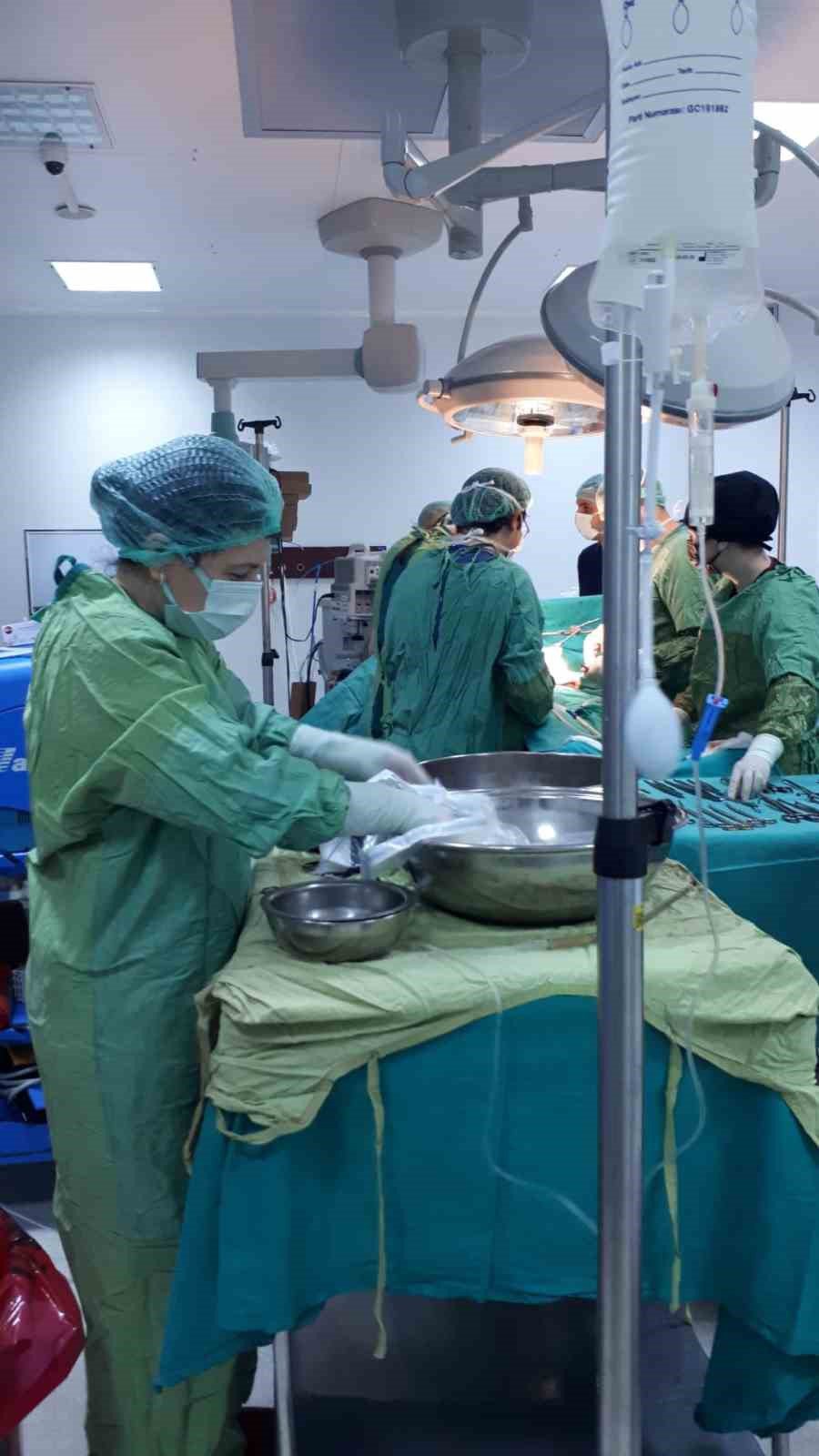 TRABZON'UN ÇARŞIBAŞI İLÇESİNDE ORMANLIK ALANDA KESTİĞİ AĞACIN ALTINDA KALARAK AĞIR YARALANAN VE TEDAVİ GÖRDÜĞÜ HASTANEDE HAYATINI KAYBEDEN MUSTAFA ERDOĞAN'IN ORGANLARI 3 HASTAYA UMUT OLDU