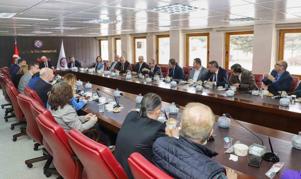 ATATÜRK ÜNİVERSİTESİ REKTÖRÜ PROF. DR. ÖMER ÇOMAKLI BAŞKANLIĞINDA RUTİN TOPLANTILARINA DEVAM EDEN ÜNİVERSİTE SENATOSUNDA, 18 MART ÇANAKKALE ZAFERİ VE ŞEHİTLERİMİZ ANILDI