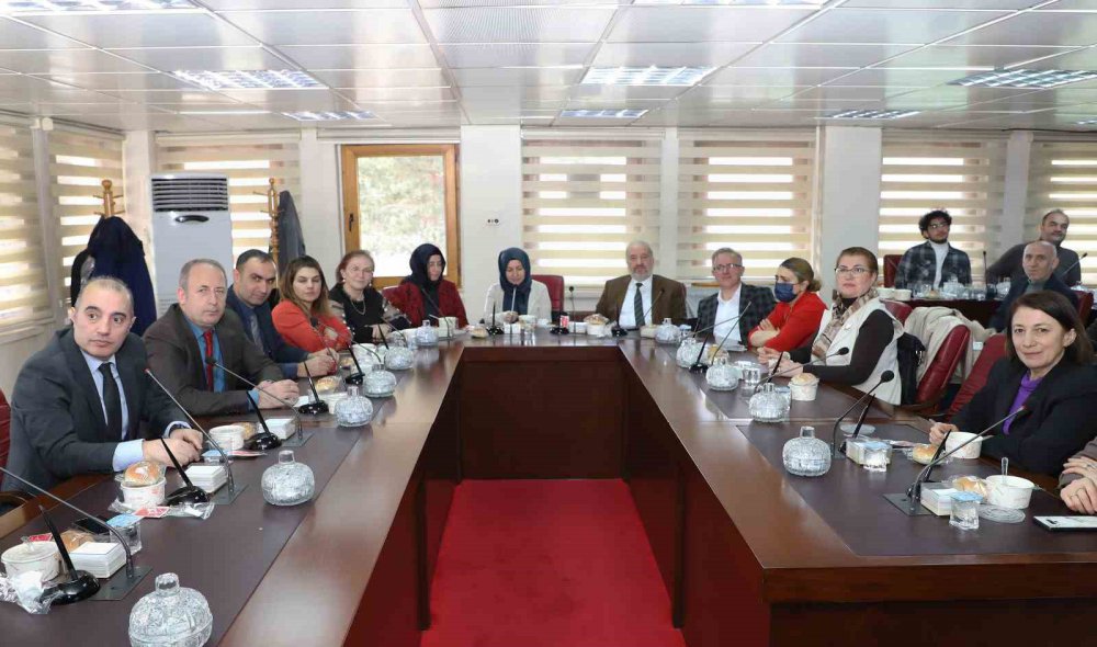 ATATÜRK ÜNİVERSİTESİ REKTÖRÜ PROF. DR. ÖMER ÇOMAKLI BAŞKANLIĞINDA RUTİN TOPLANTILARINA DEVAM EDEN ÜNİVERSİTE SENATOSUNDA, 18 MART ÇANAKKALE ZAFERİ VE ŞEHİTLERİMİZ ANILDI