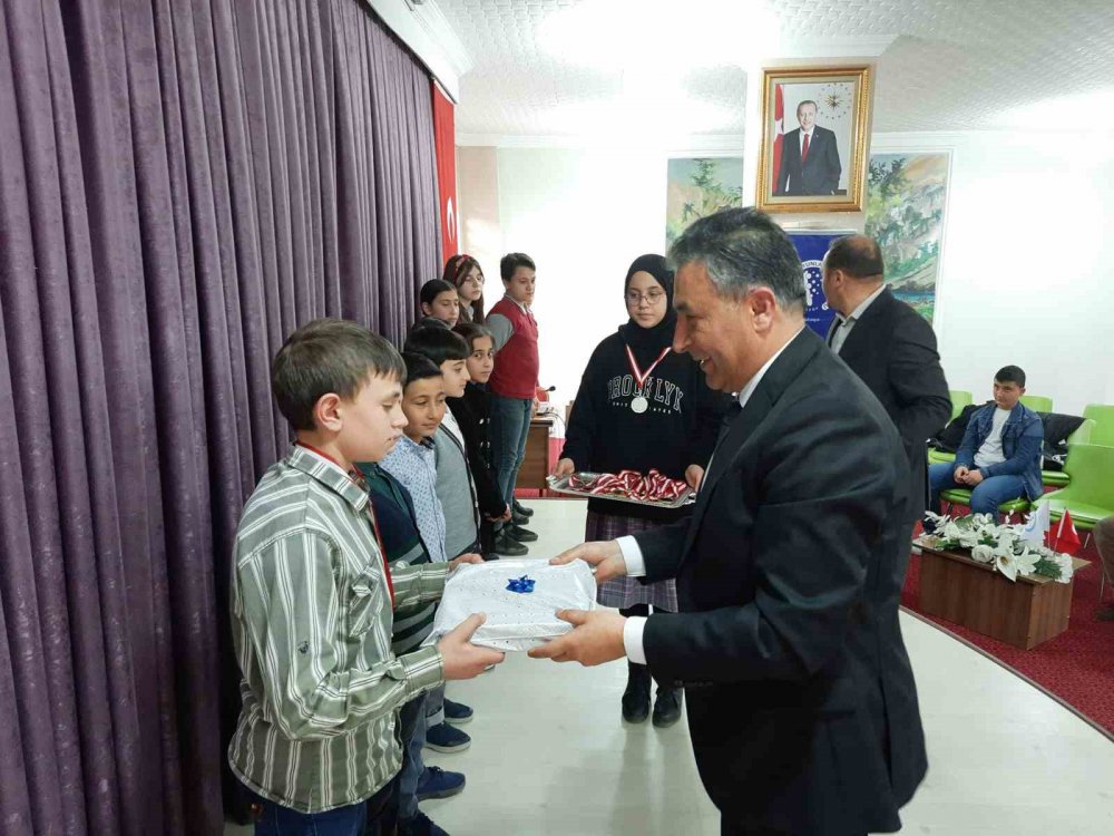 BAYBURT MİLLİ EĞİTİM MÜDÜRLÜĞÜ KOORDİNESİNDE GERÇEKLEŞEN AKIL VE ZEKA OYUNLARI TURNUVASI SONA ERERKEN DERECEYE GİREN ÖĞRENCİLER, DÜZENLENEN TÖRENLE ÖDÜLLERİNE KAVUŞTU