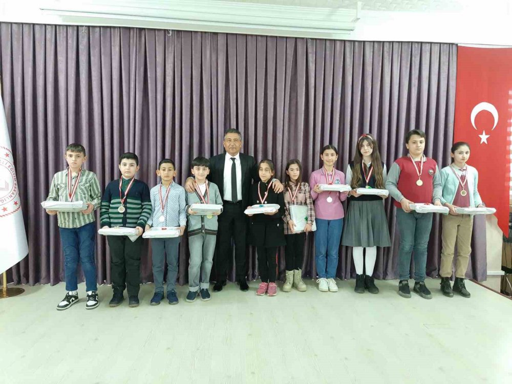 BAYBURT MİLLİ EĞİTİM MÜDÜRLÜĞÜ KOORDİNESİNDE GERÇEKLEŞEN AKIL VE ZEKA OYUNLARI TURNUVASI SONA ERERKEN DERECEYE GİREN ÖĞRENCİLER, DÜZENLENEN TÖRENLE ÖDÜLLERİNE KAVUŞTU