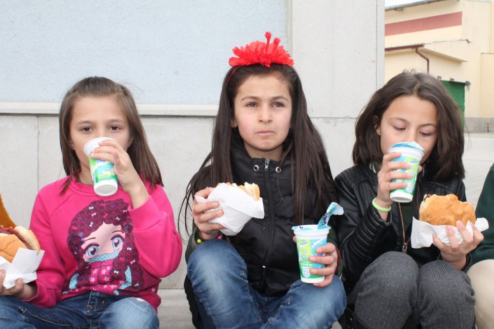 GÖKÇEDERELİ KÜÇÜK ÖĞRENCİLERİN BAYBURT İL MİLLİ EĞİTİM MÜDÜRÜ RAHMİ GÜNEY'E "RAHMİ AMCA BİZE SUCUK EKMEK GÖNDEREBİLİR MİSİN?" DİYEREK YAPTIĞI ÇAĞRI, BUGÜN KARŞILIK BULDU