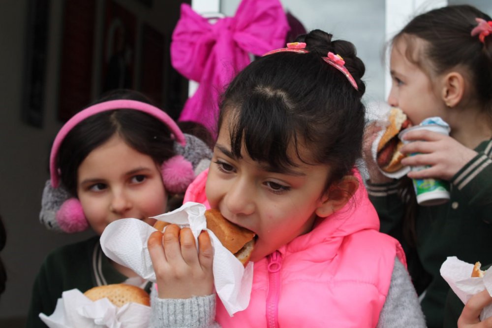 GÖKÇEDERELİ KÜÇÜK ÖĞRENCİLERİN BAYBURT İL MİLLİ EĞİTİM MÜDÜRÜ RAHMİ GÜNEY'E "RAHMİ AMCA BİZE SUCUK EKMEK GÖNDEREBİLİR MİSİN?" DİYEREK YAPTIĞI ÇAĞRI, BUGÜN KARŞILIK BULDU