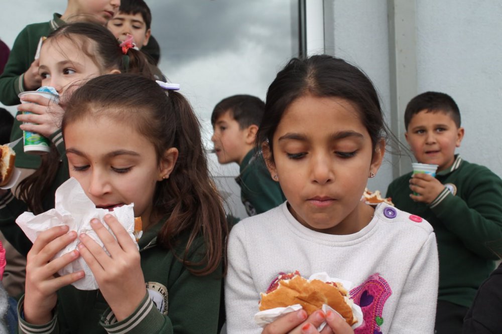 GÖKÇEDERELİ KÜÇÜK ÖĞRENCİLERİN BAYBURT İL MİLLİ EĞİTİM MÜDÜRÜ RAHMİ GÜNEY'E "RAHMİ AMCA BİZE SUCUK EKMEK GÖNDEREBİLİR MİSİN?" DİYEREK YAPTIĞI ÇAĞRI, BUGÜN KARŞILIK BULDU