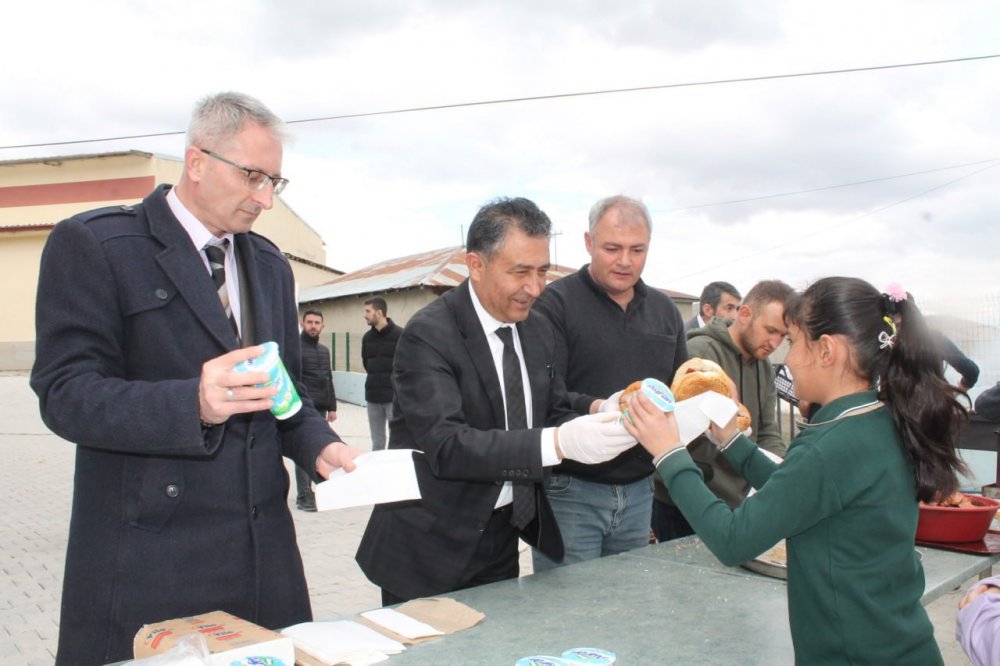 GÖKÇEDERELİ KÜÇÜK ÖĞRENCİLERİN BAYBURT İL MİLLİ EĞİTİM MÜDÜRÜ RAHMİ GÜNEY'E "RAHMİ AMCA BİZE SUCUK EKMEK GÖNDEREBİLİR MİSİN?" DİYEREK YAPTIĞI ÇAĞRI, BUGÜN KARŞILIK BULDU