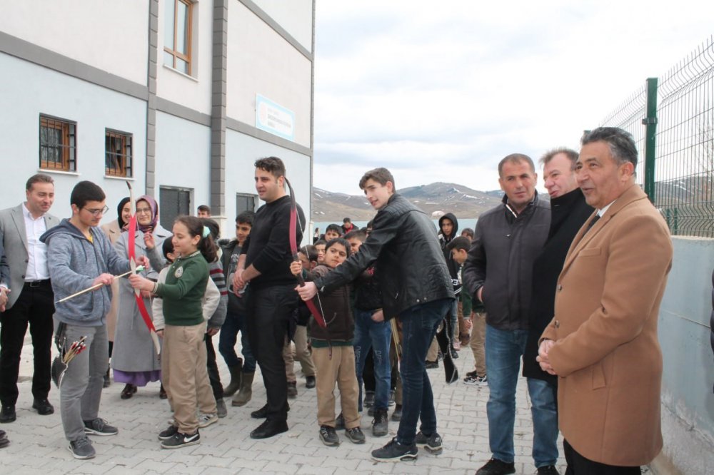 GÖKÇEDERELİ KÜÇÜK ÖĞRENCİLERİN BAYBURT İL MİLLİ EĞİTİM MÜDÜRÜ RAHMİ GÜNEY'E "RAHMİ AMCA BİZE SUCUK EKMEK GÖNDEREBİLİR MİSİN?" DİYEREK YAPTIĞI ÇAĞRI, BUGÜN KARŞILIK BULDU