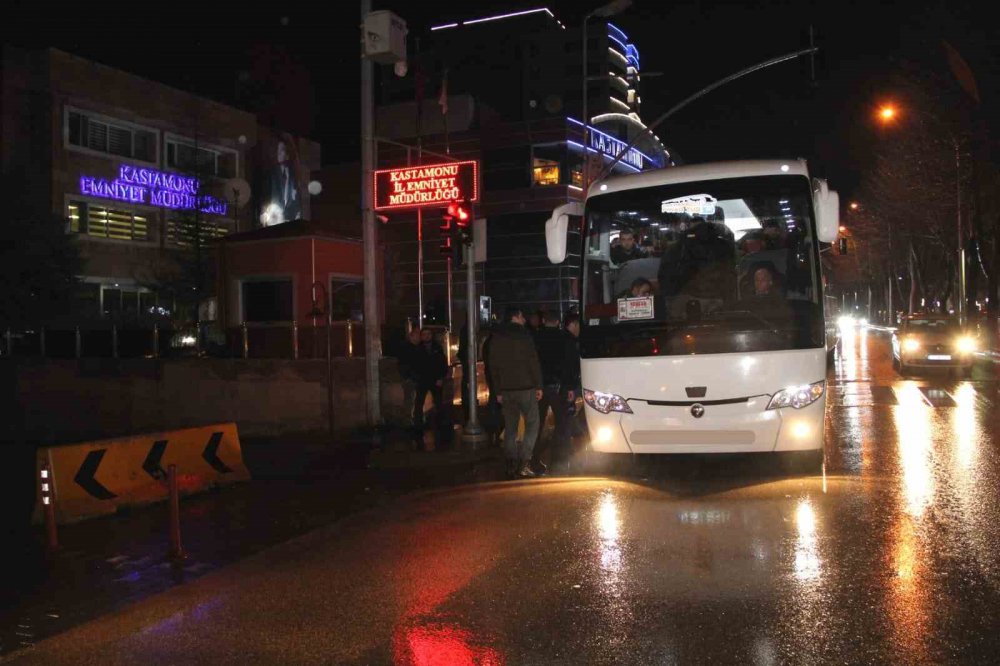 KASTAMONU'DA DEPREM BÖLGESİNDE GÖREV YAPACAK KASTAMONU İL EMNİYET MÜDÜRLÜĞÜ'NÜN 100 PERSONELİ DUALARLA UĞURLANDI