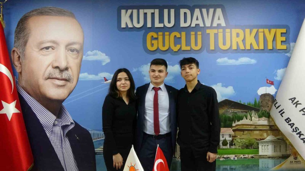 18 YAŞINDAKİ AHMET SAFA, KOCAELİ’NİN EN GENÇ MİLLETVEKİLİ ADAY ADAYI OLDU. AK PARTİ'DEN MİLLETVEKİLİ ADAY ADAYLIĞINA BAŞVURDU