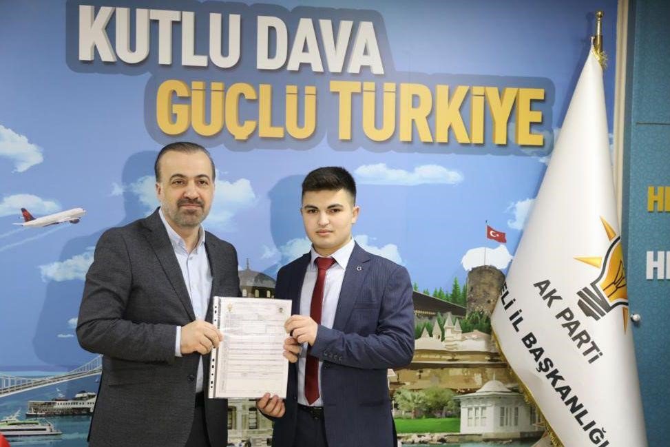 18 YAŞINDAKİ AHMET SAFA, KOCAELİ’NİN EN GENÇ MİLLETVEKİLİ ADAY ADAYI OLDU. AK PARTİ'DEN MİLLETVEKİLİ ADAY ADAYLIĞINA BAŞVURDU