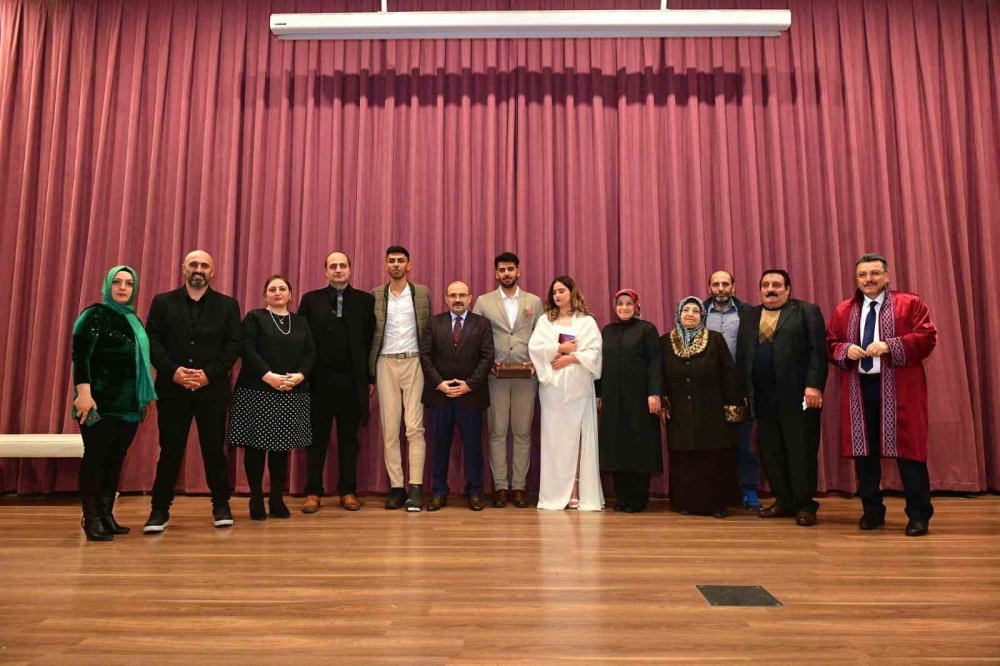 DEPREMDE ANNESİ VE BABASINI KAYBEDEN, AĞABEYİNİ İSE ENKAZ ALTINDAN ÇIKARTAN DEPREMZEDE DOĞUKAN ARDA BARIK, AZRA TAYİRCİK İLE TRABZON'DA DÜNYA EVİNE GİRDİ