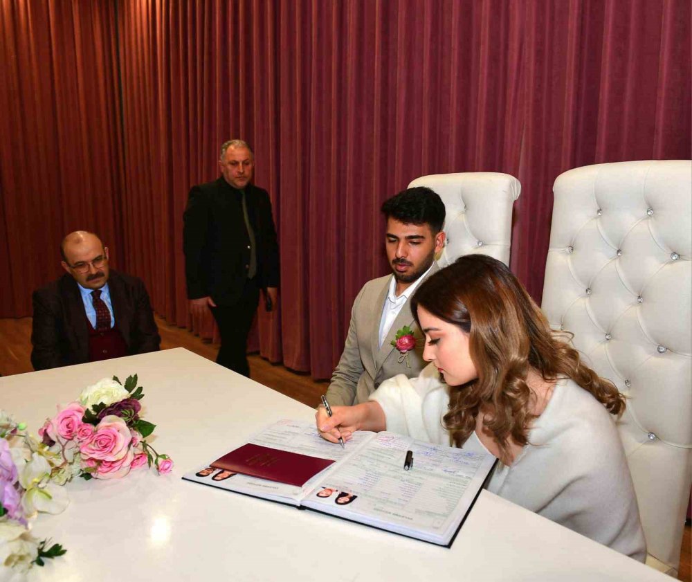 DEPREMDE ANNESİ VE BABASINI KAYBEDEN, AĞABEYİNİ İSE ENKAZ ALTINDAN ÇIKARTAN DEPREMZEDE DOĞUKAN ARDA BARIK, AZRA TAYİRCİK İLE TRABZON'DA DÜNYA EVİNE GİRDİ