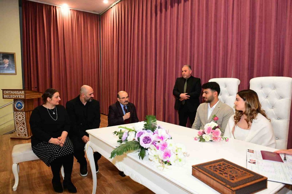 DEPREMDE ANNESİ VE BABASINI KAYBEDEN, AĞABEYİNİ İSE ENKAZ ALTINDAN ÇIKARTAN DEPREMZEDE DOĞUKAN ARDA BARIK, AZRA TAYİRCİK İLE TRABZON'DA DÜNYA EVİNE GİRDİ