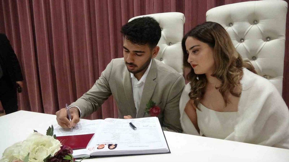 DEPREMDE ANNESİ VE BABASINI KAYBEDEN, AĞABEYİNİ İSE ENKAZ ALTINDAN ÇIKARTAN DEPREMZEDE DOĞUKAN ARDA BARIK, AZRA TAYİRCİK İLE TRABZON'DA DÜNYA EVİNE GİRDİ