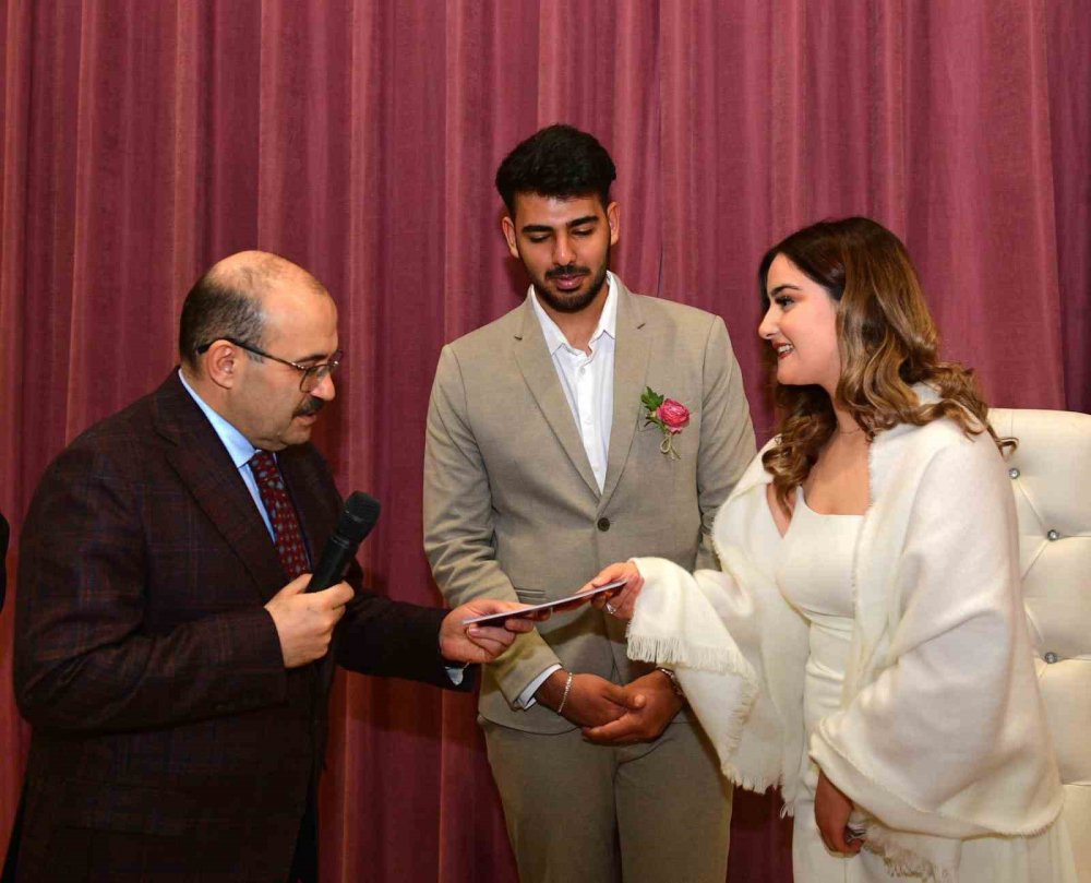 DEPREMDE ANNESİ VE BABASINI KAYBEDEN, AĞABEYİNİ İSE ENKAZ ALTINDAN ÇIKARTAN DEPREMZEDE DOĞUKAN ARDA BARIK, AZRA TAYİRCİK İLE TRABZON'DA DÜNYA EVİNE GİRDİ