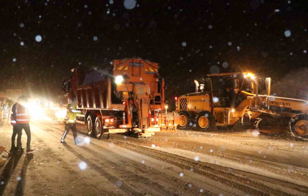 MART AYININ SONLARINA DOĞRU BAYBURT-ERZURUM KARA YOLU ÜZERİNDE BULUNAN 2409 RAKIMLI KOP DAĞI GEÇİDİNDE KAR YAĞIŞI VE TİPİ ETKİLİ OLDU. KARDAN KAPANAN YOL EKİPLERİN YOĞUN ÇALIŞMASI SONUCU ULAŞIMA AÇILDI