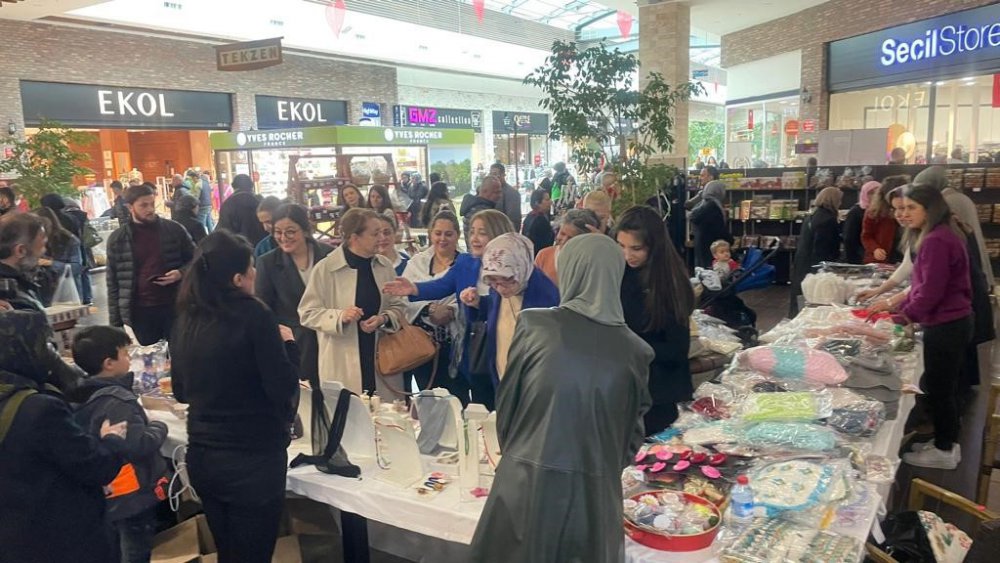 BOLU İL EMNİYET MÜDÜRLÜĞÜ, DEPREMZEDELER İÇİN HİGHWAY OUTLET AVM'NİN EV SAHİPLİĞİNDE HAYIR PANAYIRI DÜZENLEDİ