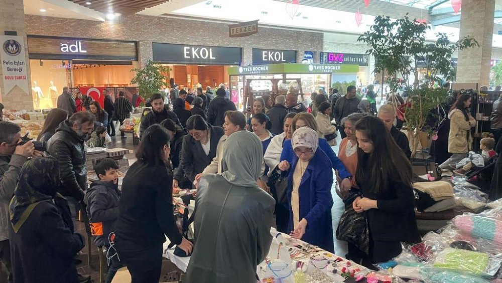 BOLU İL EMNİYET MÜDÜRLÜĞÜ, DEPREMZEDELER İÇİN HİGHWAY OUTLET AVM'NİN EV SAHİPLİĞİNDE HAYIR PANAYIRI DÜZENLEDİ