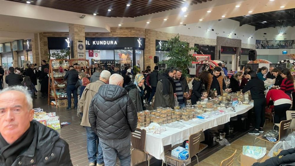 BOLU İL EMNİYET MÜDÜRLÜĞÜ, DEPREMZEDELER İÇİN HİGHWAY OUTLET AVM'NİN EV SAHİPLİĞİNDE HAYIR PANAYIRI DÜZENLEDİ