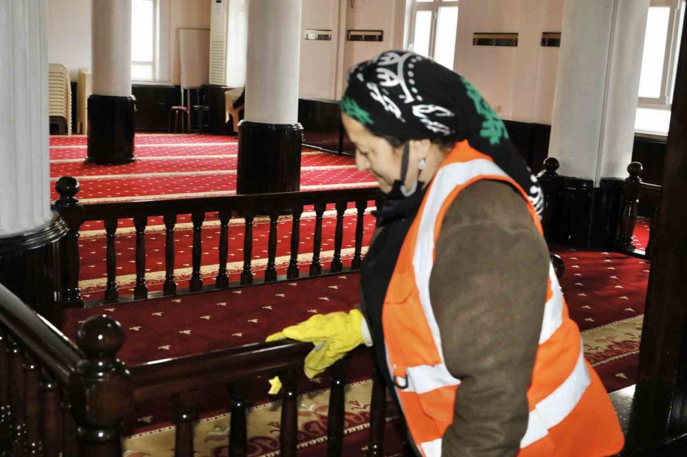 CAMİLER RAMAZAN AYINA HAZIRLANIYOR. RAMAZAN AYI ÖNCESİ TÜRKİYE GENELİNDE CAMİLERDE TEMİZLİK ÇALIŞMASI GERÇEKLEŞTİRİLİYOR