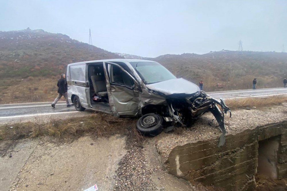 GÜMÜŞHANE-KELKİT KARAYOLUNDA GERÇEKLEŞEN TRAFİK KAZASINDA OTOMOBİLLE MİNİBÜS ÇARPIŞTI