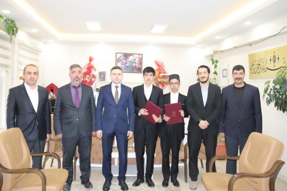 PASİNLER İLÇE MÜFTÜLÜĞÜ MERKEZ ERKEK KUR'AN KURSUNDA HAFIZLIĞINI TAMAMLAYAN ÖĞRENCİLERE "HAFIZLIK BELGESİ" VERİLDİ