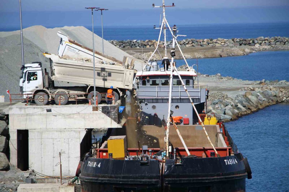 RİZE’NİN İYİDERE İLÇESİNDE DENİZ DOLGUSU ÜZERİNDE YAPIMI DEVAM EDEN LOJİSTİK MERKEZİNİN LİMAN DOLGUSUNUN YÜZDE 40’I TAMAMLANDI