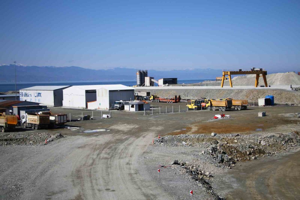 RİZE’NİN İYİDERE İLÇESİNDE DENİZ DOLGUSU ÜZERİNDE YAPIMI DEVAM EDEN LOJİSTİK MERKEZİNİN LİMAN DOLGUSUNUN YÜZDE 40’I TAMAMLANDI