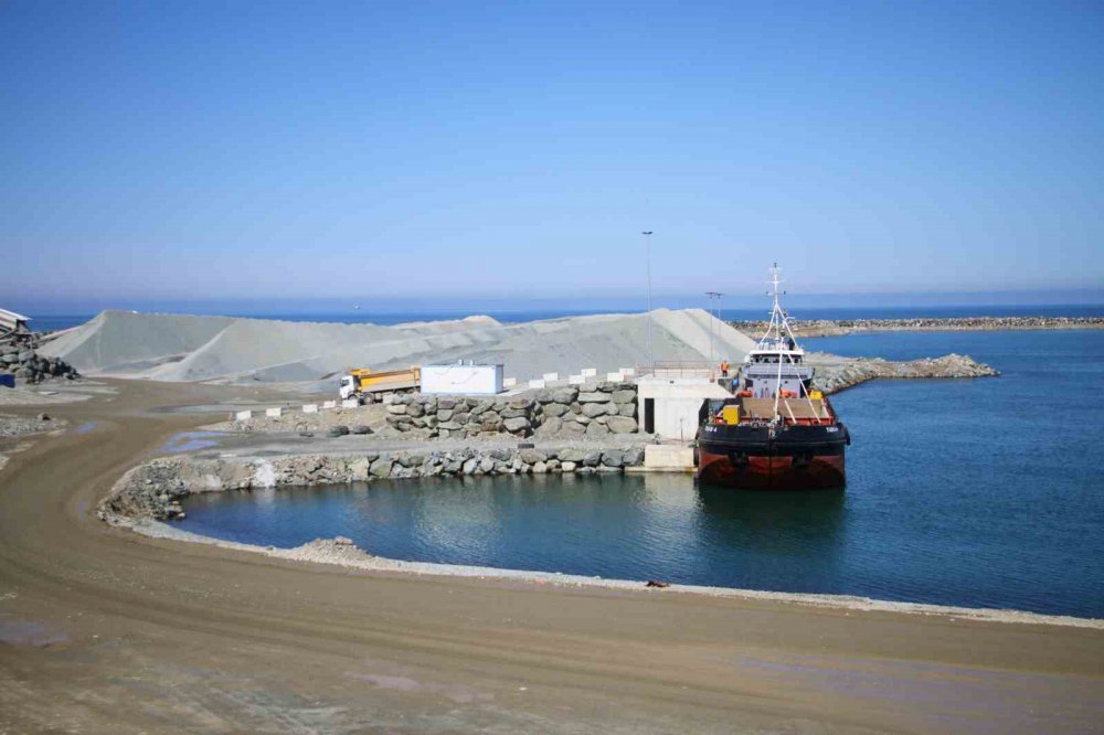 RİZE’NİN İYİDERE İLÇESİNDE DENİZ DOLGUSU ÜZERİNDE YAPIMI DEVAM EDEN LOJİSTİK MERKEZİNİN LİMAN DOLGUSUNUN YÜZDE 40’I TAMAMLANDI