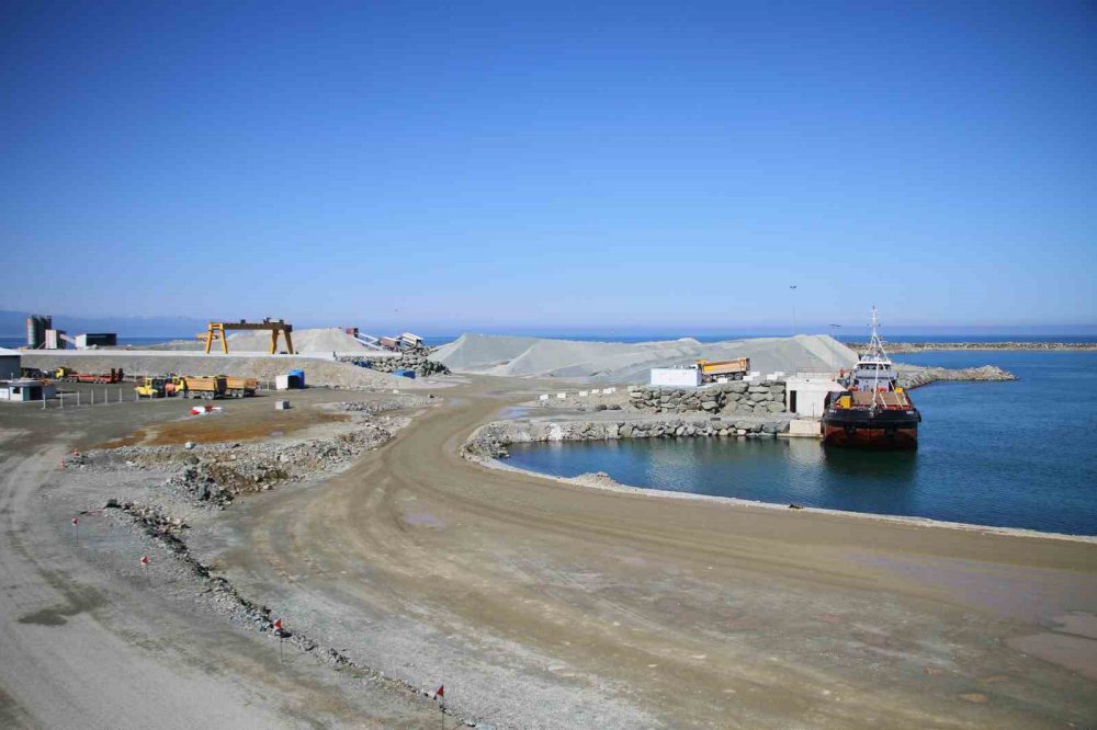 RİZE’NİN İYİDERE İLÇESİNDE DENİZ DOLGUSU ÜZERİNDE YAPIMI DEVAM EDEN LOJİSTİK MERKEZİNİN LİMAN DOLGUSUNUN YÜZDE 40’I TAMAMLANDI
