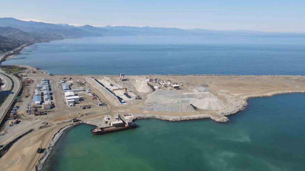 RİZE’NİN İYİDERE İLÇESİNDE DENİZ DOLGUSU ÜZERİNDE YAPIMI DEVAM EDEN LOJİSTİK MERKEZİNİN LİMAN DOLGUSUNUN YÜZDE 40’I TAMAMLANDI