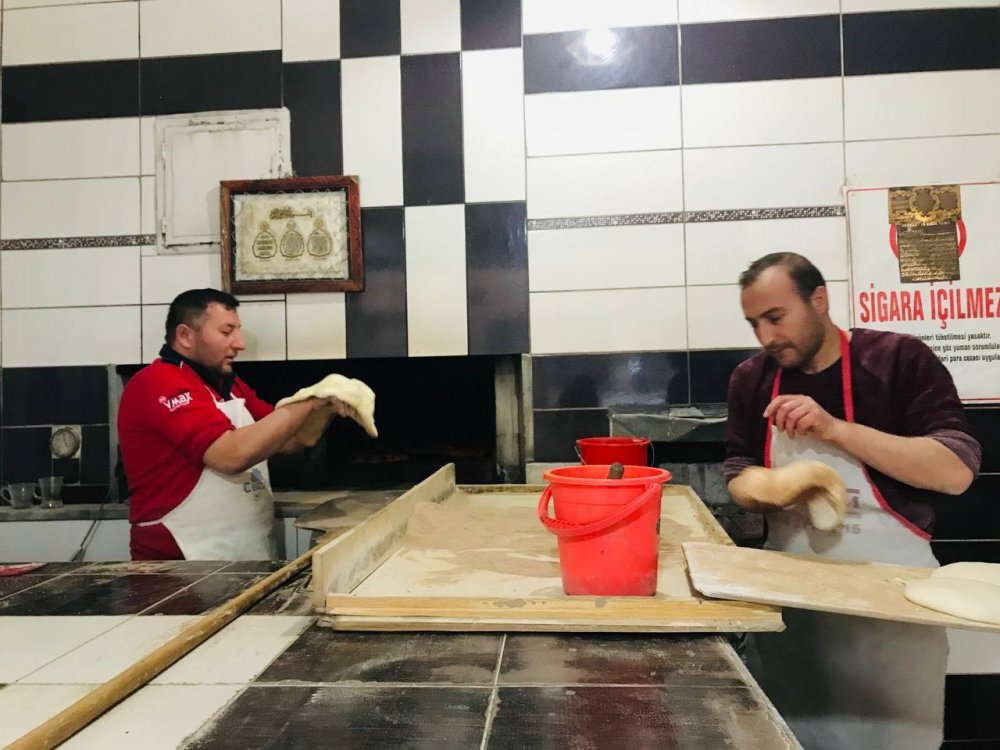 BAYBURT'TA FIRINCILAR BOLLUK, BEREKET VE RAHMET AYINDA, İFTAR SOFRALARININ GÖZDESİ RAMAZAN PİDESİ İÇİN YOĞUN MESAİ HARCIYORLAR