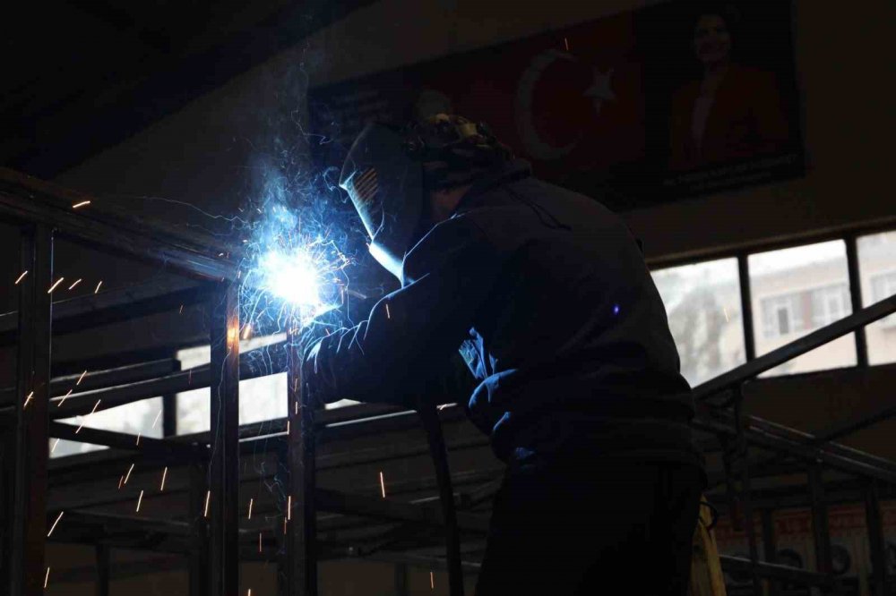 İZMİT BELEDİYESİ PARK VE BAHÇELER MÜDÜRLÜĞÜ EKİPLERİ, DEPREM BÖLGESİNDE BARINMA SIKINTISI YAŞAYAN DEPREMZEDE VATANDAŞLAR İÇİN ÖZ KAYNAKLARI İLE KONTEYNER EV YAPIMINA BAŞLADI