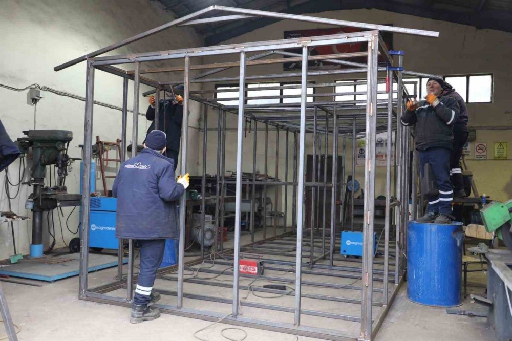 İZMİT BELEDİYESİ PARK VE BAHÇELER MÜDÜRLÜĞÜ EKİPLERİ, DEPREM BÖLGESİNDE BARINMA SIKINTISI YAŞAYAN DEPREMZEDE VATANDAŞLAR İÇİN ÖZ KAYNAKLARI İLE KONTEYNER EV YAPIMINA BAŞLADI