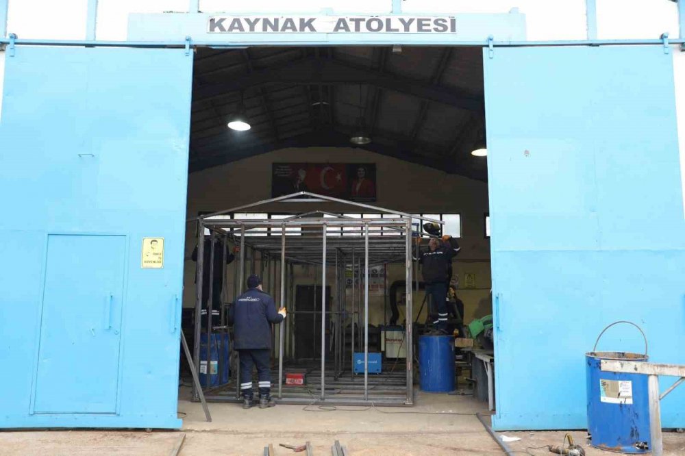 İZMİT BELEDİYESİ PARK VE BAHÇELER MÜDÜRLÜĞÜ EKİPLERİ, DEPREM BÖLGESİNDE BARINMA SIKINTISI YAŞAYAN DEPREMZEDE VATANDAŞLAR İÇİN ÖZ KAYNAKLARI İLE KONTEYNER EV YAPIMINA BAŞLADI