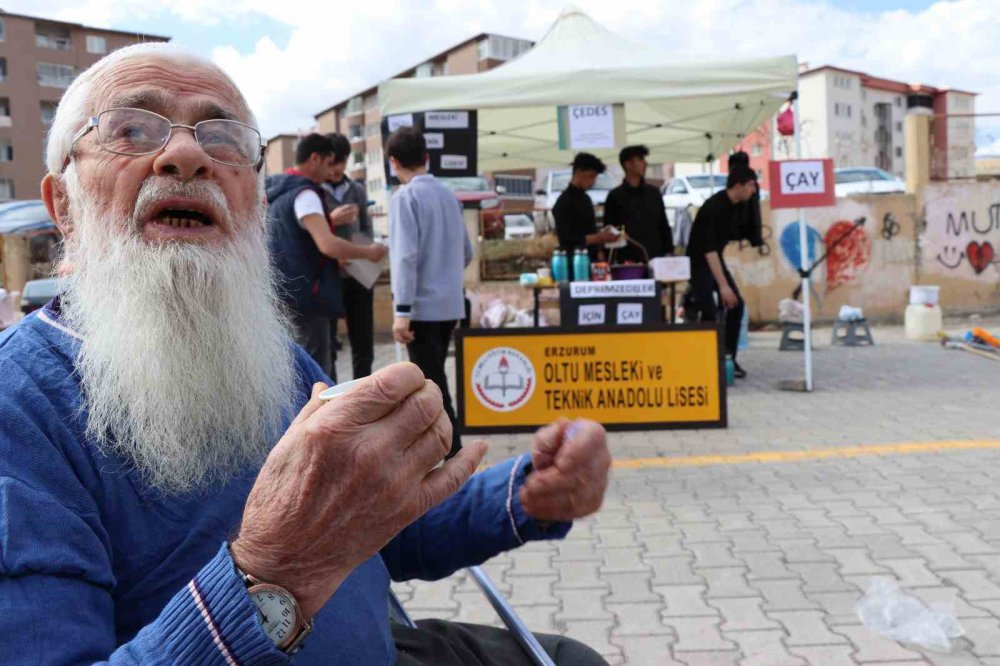 OLTU MESLEKİ VE TEKNİK ANADOLU LİSESİ ÖĞRETMEN VE ÖĞRENCİLERİ MALATYA'DA KARDEŞ OKUL SEÇTİKLERİ OKULA YARDIM ETMEK İÇİN OLTU HALK PAZARINDA SEMAVER YAKARAK ÇAY SATTILAR