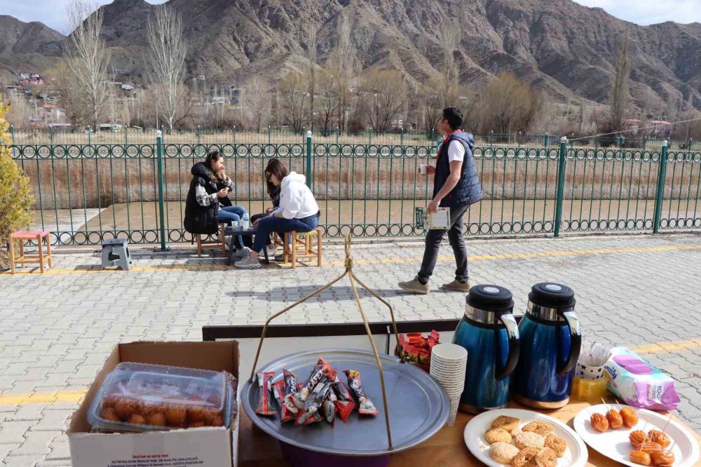 OLTU MESLEKİ VE TEKNİK ANADOLU LİSESİ ÖĞRETMEN VE ÖĞRENCİLERİ MALATYA'DA KARDEŞ OKUL SEÇTİKLERİ OKULA YARDIM ETMEK İÇİN OLTU HALK PAZARINDA SEMAVER YAKARAK ÇAY SATTILAR