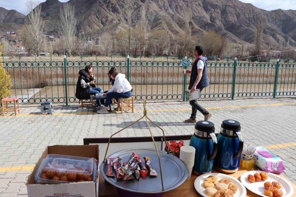 OLTU MESLEKİ VE TEKNİK ANADOLU LİSESİ ÖĞRETMEN VE ÖĞRENCİLERİ MALATYA'DA KARDEŞ OKUL SEÇTİKLERİ OKULA YARDIM ETMEK İÇİN OLTU HALK PAZARINDA SEMAVER YAKARAK ÇAY SATTILAR