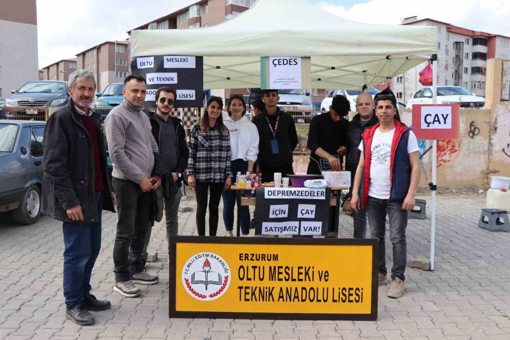OLTU MESLEKİ VE TEKNİK ANADOLU LİSESİ ÖĞRETMEN VE ÖĞRENCİLERİ MALATYA'DA KARDEŞ OKUL SEÇTİKLERİ OKULA YARDIM ETMEK İÇİN OLTU HALK PAZARINDA SEMAVER YAKARAK ÇAY SATTILAR