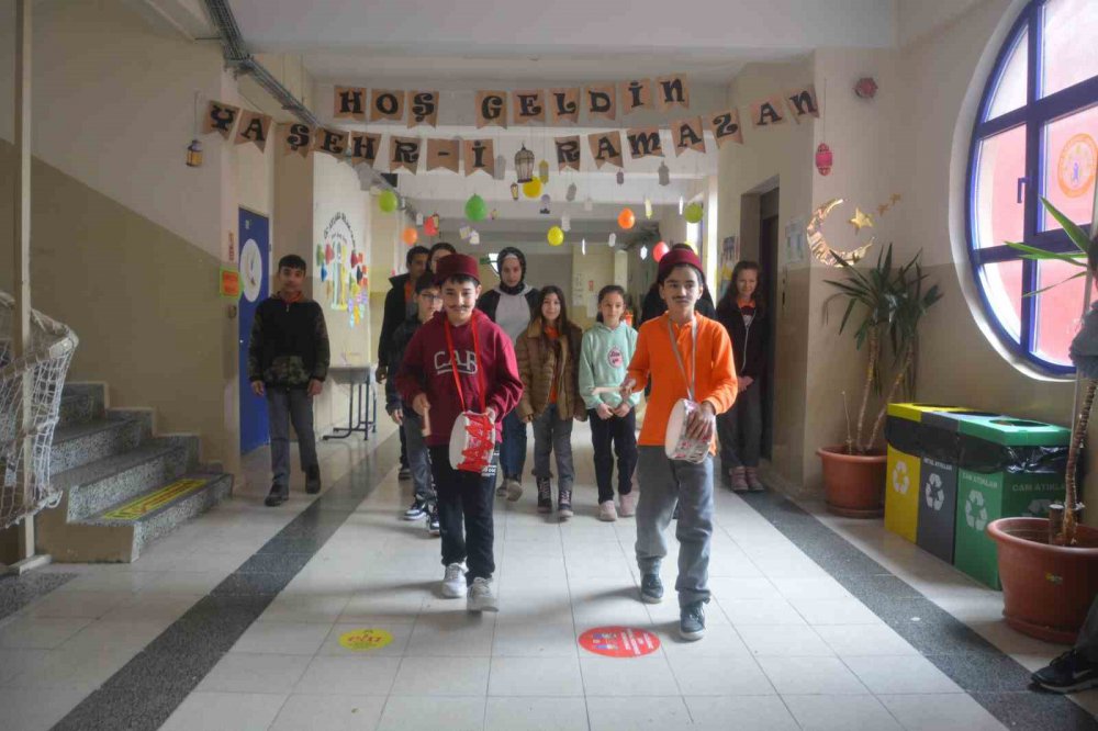 ORDU'NUN ÜNYE İLÇESİ İNKUR ORTAOKULU ÖĞRETMENLERİ VE ÖĞRENCİLERİ TARAFINDAN RAMAZAN'IN MANEVİ İKLİMİNİN EĞİTİM SÜRECİNDE DE HİSSETMESİ AMACIYLA "RAMAZAN SOKAĞI" OLUŞTURULDU