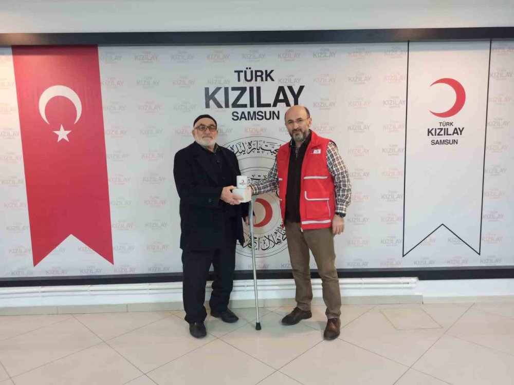 SAMSUN'DA 87 YAŞINDAKİ BİR DEDE, DEPREMZEDELERİN İHTİYAÇLARINDA KULLANILMAK ÜZERE EMEKLİ MAAŞINI BANKADAN ÇEKEREK KIZILAY'A BAĞIŞLADI