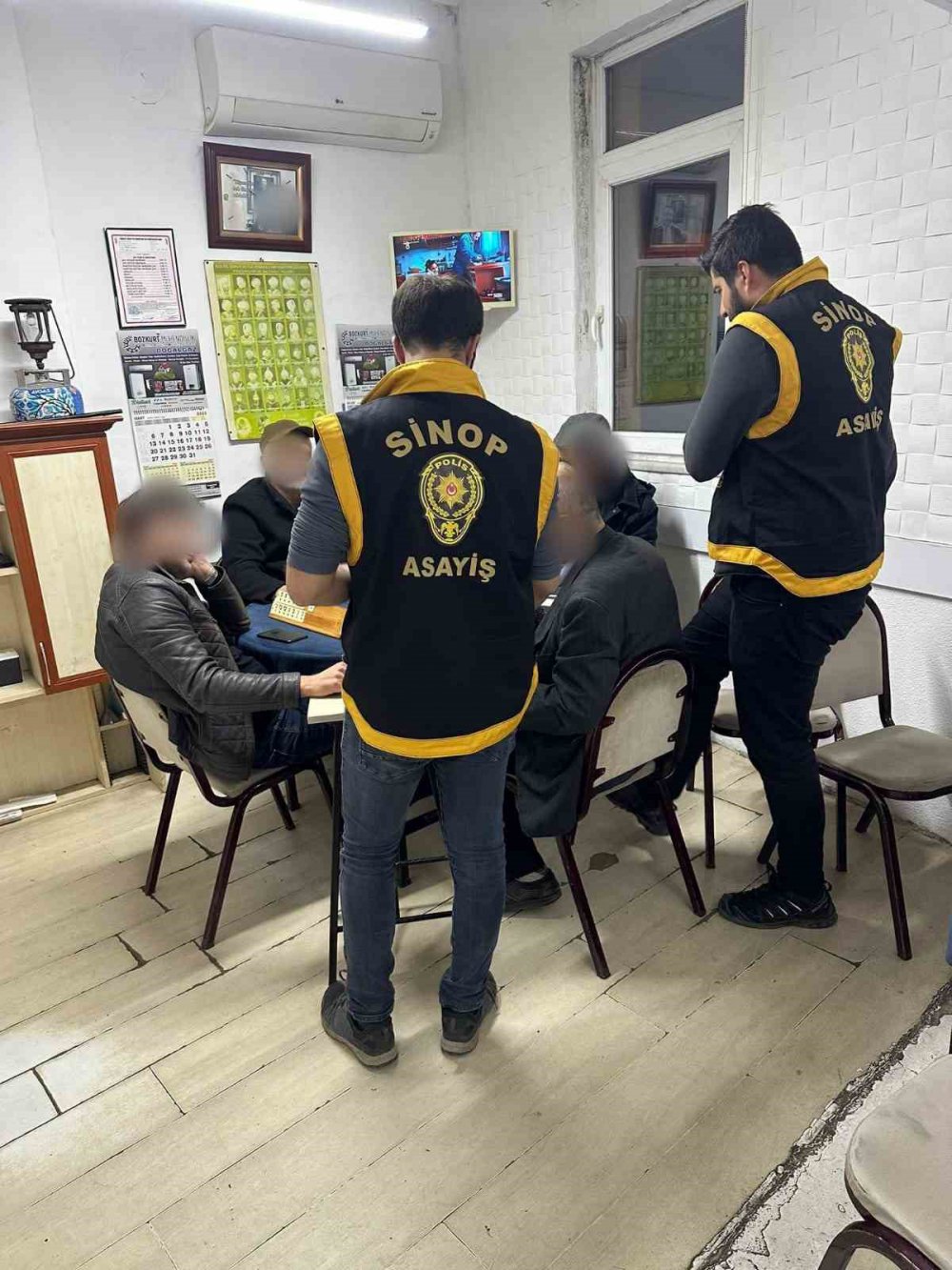 SİNOP'UN GERZE İLÇESİNDE KUMAR OYNATILDIĞI BELİRLENEN BİR İŞ YERİNE DÜZENLENEN BASKINDA KUMAR OYNAYAN 5 KİŞİ SUÇÜSTÜ YAKALANDI, ŞAHISLARA 16 BİN TL PARA CEZASI KESİLDİ