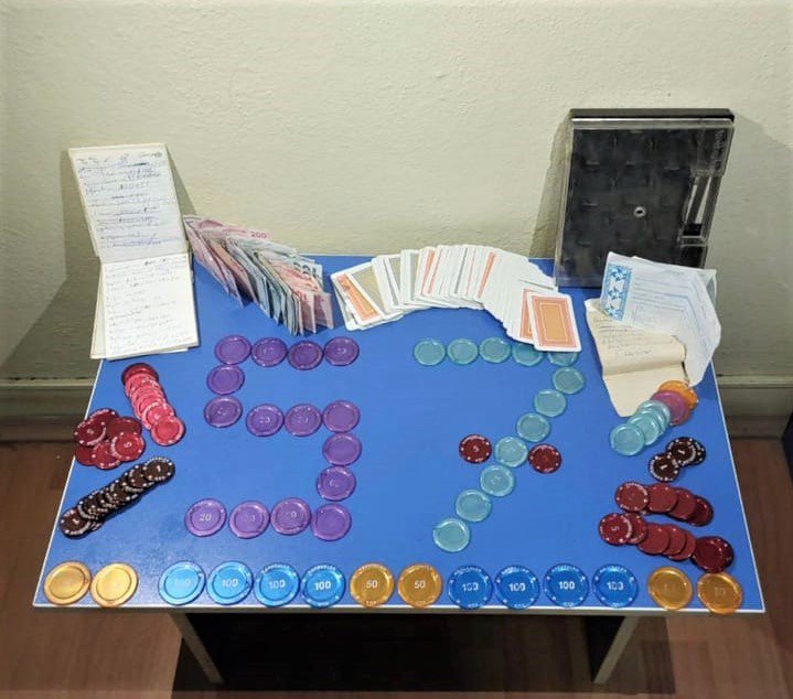 SİNOP'UN GERZE İLÇESİNDE KUMAR OYNATILDIĞI BELİRLENEN BİR İŞ YERİNE DÜZENLENEN BASKINDA KUMAR OYNAYAN 5 KİŞİ SUÇÜSTÜ YAKALANDI, ŞAHISLARA 16 BİN TL PARA CEZASI KESİLDİ