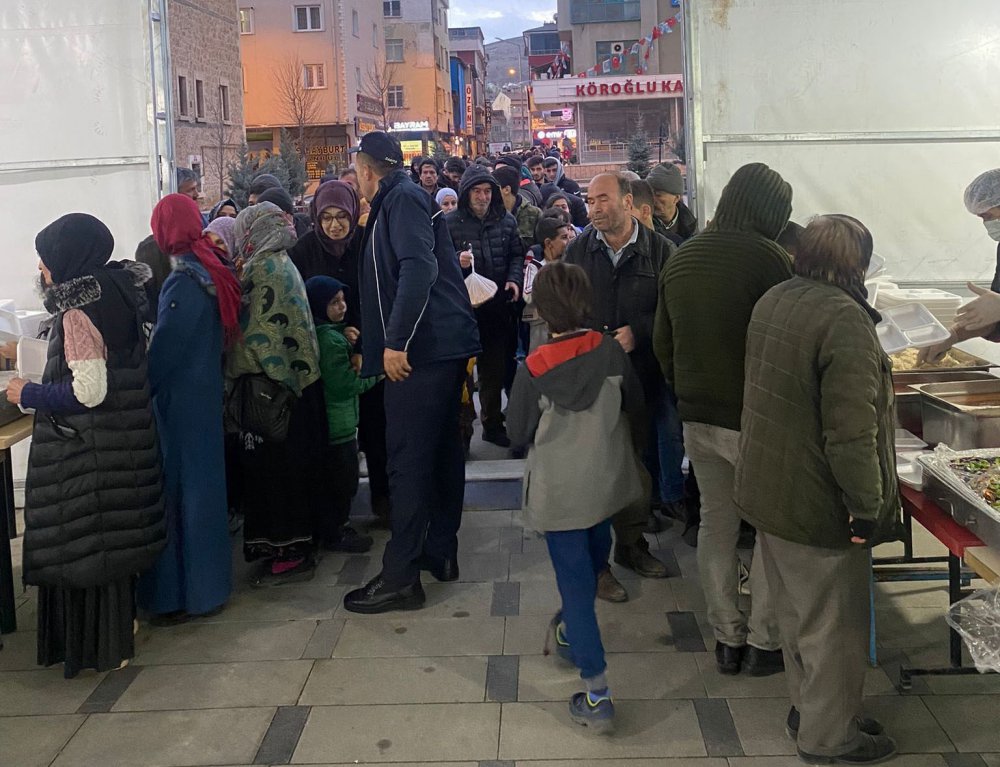 BAYBURT'TA 11 AYIN SULTANI RAMAZAN AYININ GELMESİYLE BİRLİKTE SARAY BAHÇESİNDE BELEDİYE TARAFINDAN KURULAN İFTAR ÇADIRINDA İLK ORUÇLAR HEP BİRLİKTE AÇILDI