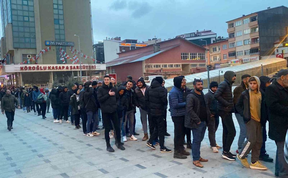 BAYBURT'TA 11 AYIN SULTANI RAMAZAN AYININ GELMESİYLE BİRLİKTE SARAY BAHÇESİNDE BELEDİYE TARAFINDAN KURULAN İFTAR ÇADIRINDA İLK ORUÇLAR HEP BİRLİKTE AÇILDI
