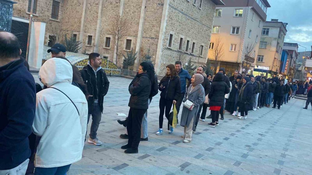 BAYBURT'TA 11 AYIN SULTANI RAMAZAN AYININ GELMESİYLE BİRLİKTE SARAY BAHÇESİNDE BELEDİYE TARAFINDAN KURULAN İFTAR ÇADIRINDA İLK ORUÇLAR HEP BİRLİKTE AÇILDI