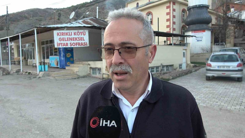 GÜMÜŞHANE-ERZİNCAN KARAYOLU ÜZERİNDEKİ KIRIKLI KÖYÜNDE 19 YILDIR HER RAMAZAN AYINDA YOLDAN GEÇENLER İÇİN ÜCRETSİZ İFTAR YEMEĞİ VERİLİYOR