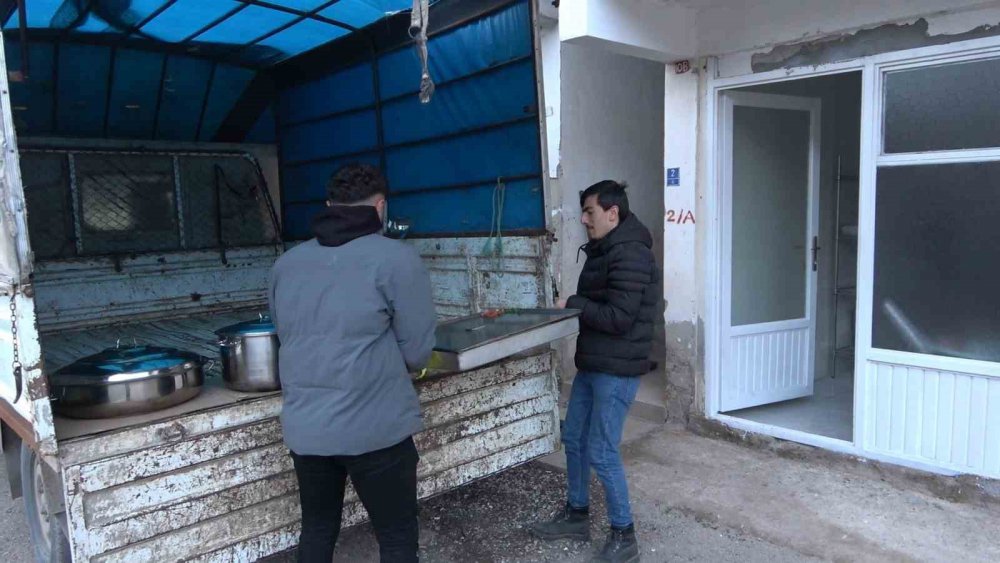 GÜMÜŞHANE-ERZİNCAN KARAYOLU ÜZERİNDEKİ KIRIKLI KÖYÜNDE 19 YILDIR HER RAMAZAN AYINDA YOLDAN GEÇENLER İÇİN ÜCRETSİZ İFTAR YEMEĞİ VERİLİYOR