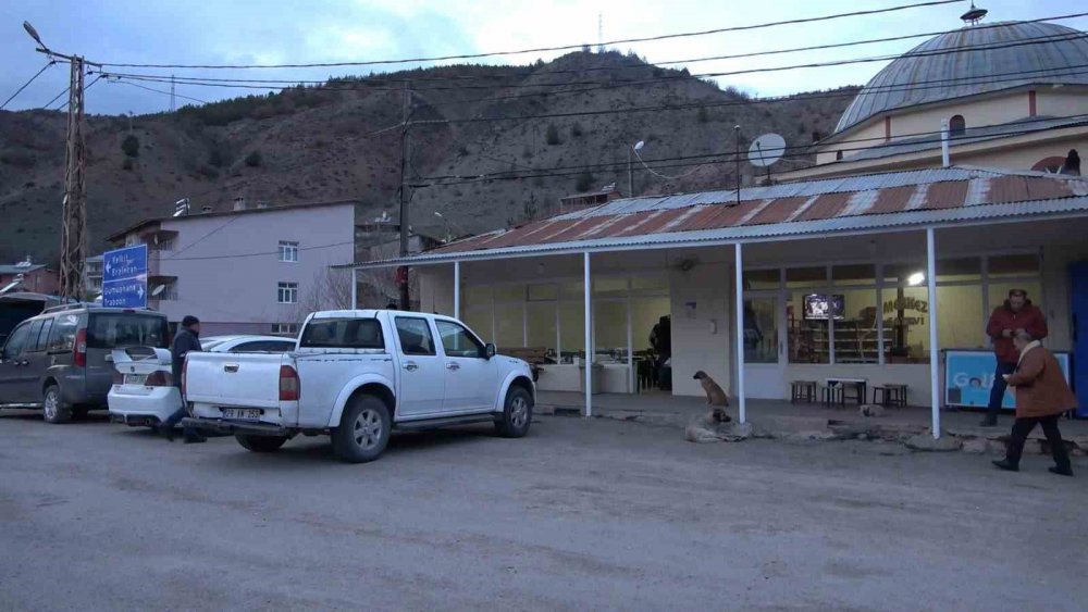 GÜMÜŞHANE-ERZİNCAN KARAYOLU ÜZERİNDEKİ KIRIKLI KÖYÜNDE 19 YILDIR HER RAMAZAN AYINDA YOLDAN GEÇENLER İÇİN ÜCRETSİZ İFTAR YEMEĞİ VERİLİYOR