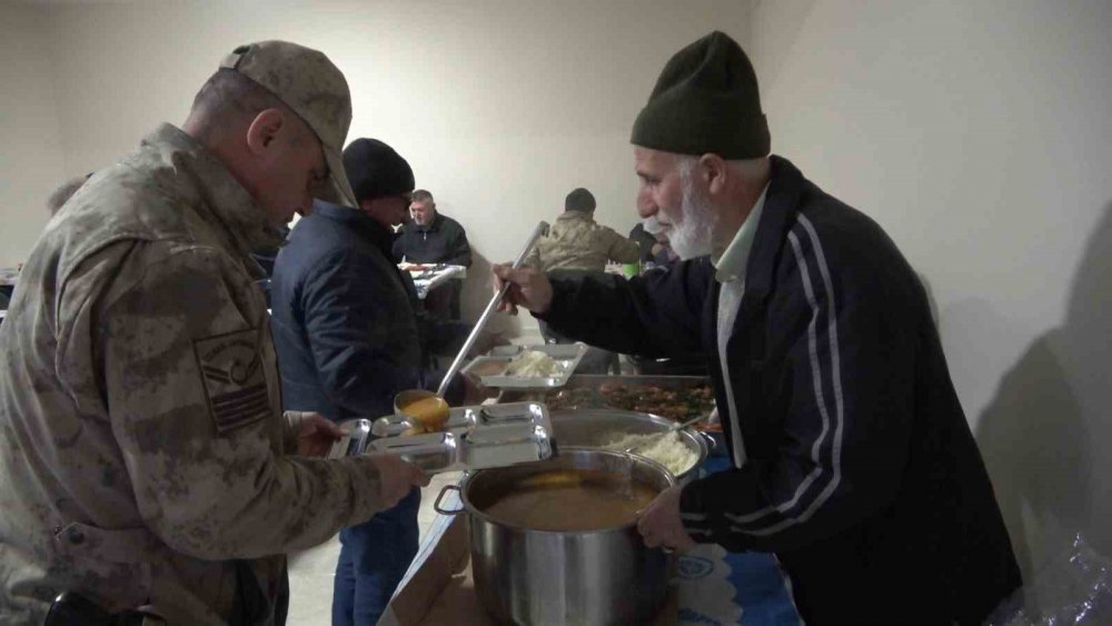 GÜMÜŞHANE-ERZİNCAN KARAYOLU ÜZERİNDEKİ KIRIKLI KÖYÜNDE 19 YILDIR HER RAMAZAN AYINDA YOLDAN GEÇENLER İÇİN ÜCRETSİZ İFTAR YEMEĞİ VERİLİYOR