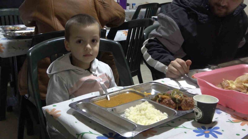 GÜMÜŞHANE-ERZİNCAN KARAYOLU ÜZERİNDEKİ KIRIKLI KÖYÜNDE 19 YILDIR HER RAMAZAN AYINDA YOLDAN GEÇENLER İÇİN ÜCRETSİZ İFTAR YEMEĞİ VERİLİYOR